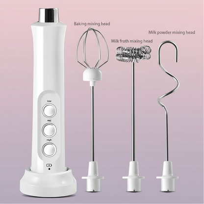 Batteur électrique sur fond rose-violet